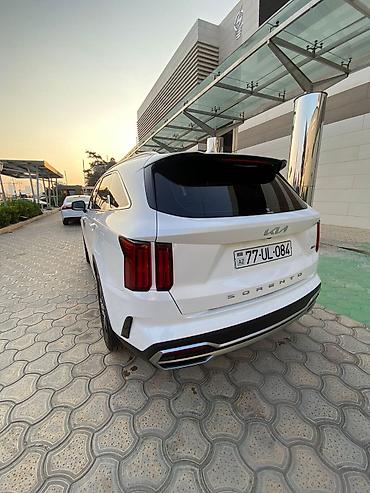 sarento: Kia Sorento – ağ rəngli, yeni loqolu kuzov. Geniş və müasir 7 yerlik — 5