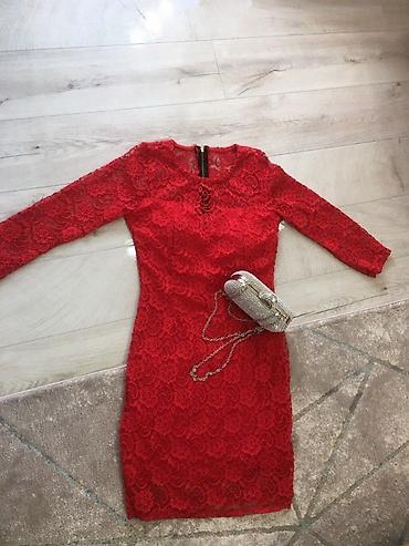 cipkane haljine: Elegantna crvena čipkana haljina + srebrna večernja torbica - Kroj — 1