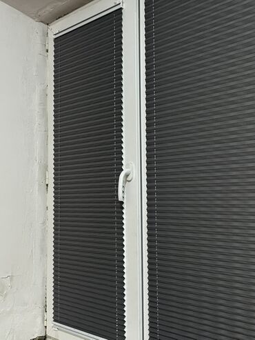 кресло качели для дома: Горизонтальные жалюзи плиссе серого цвета. Подходят для установки на