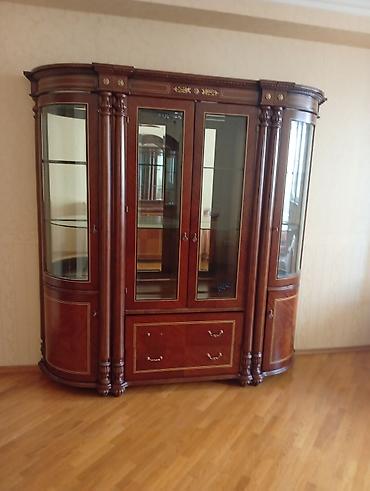 Klassik üslubda qonaq otağı üçün vitrin və komod-drezuar dəsti -