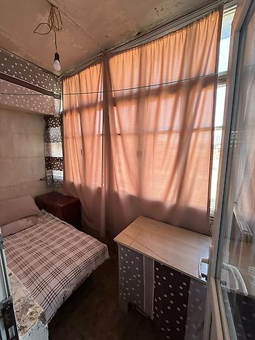 studio ev kiraye: Kirayə üçün balaca, işıqlı otaq-balkon Xüsusiyyətlər: - Şəhər — 1