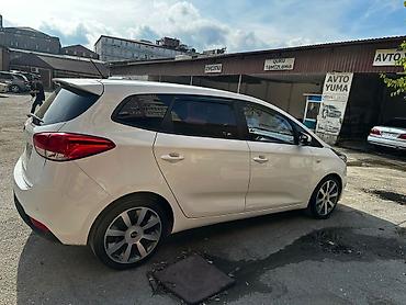 kia sedd: Kia Carens, ağ rəng, 5 qapılı kompakt MPV. Xarici: - LED gündüz — 1
