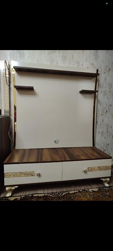 aluminium kabel: Qonaq otağı üçün mebel dəsti - TV stendi: krem rəngli panel, tünd — 1