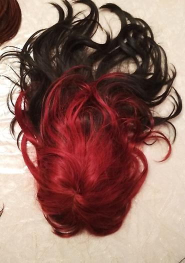 Другие головные уборы: 1. парик, пряди снизу черного цвета, сверху малинового цвета, челка и — 20