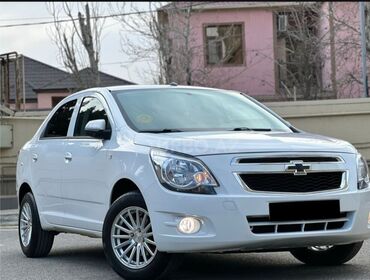 Chevrolet: Chevrolet Cobalt, ağ rəng, sedan gövdə. Xüsusiyyətlər: - Avtomat — 10