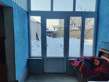 Продажа коттеджей и домов: Продается дом. Фасад здания утеплен и выполнен в ярком оттенке, что — 7