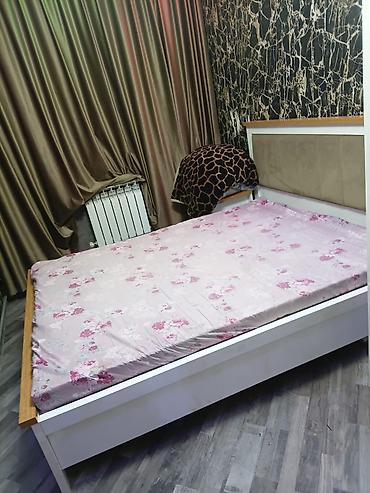 dowekler: Ağ rəngli, yumşaq başlıqlı iki nəfərlik çarpayı - Ölçü: təxmini — 3