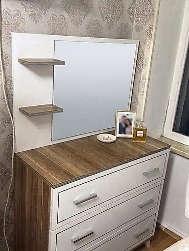 Güzgülü komod təqdim olunur. Model ağ və taxta teksturalı rəng