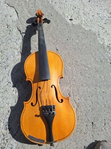 мастеровая скрипка: Скрипка без смычка
состояние хорошее только 
надо поменять струны