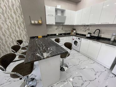 Uzunmüddətli kirayə mənzillər: İçəri şəhər metrosuna Axundov parkına yaxın 18 mertebeli binanın 8-cı — 18