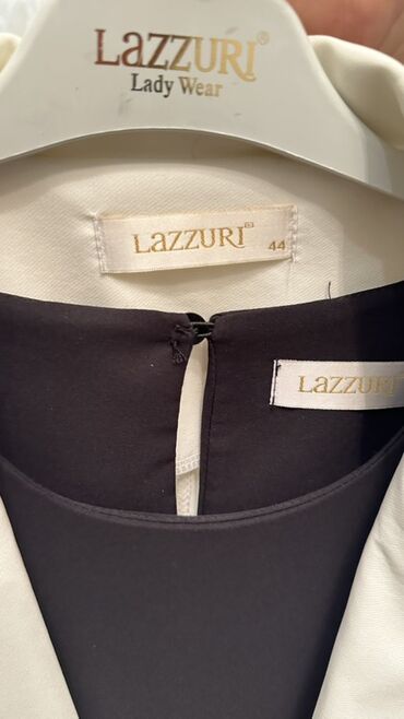 Dəstlər, kostyumlar: Qara rəngdə zərli və mirvari bəzəkli iki hissəli dəst: - Üst: qısa — 7