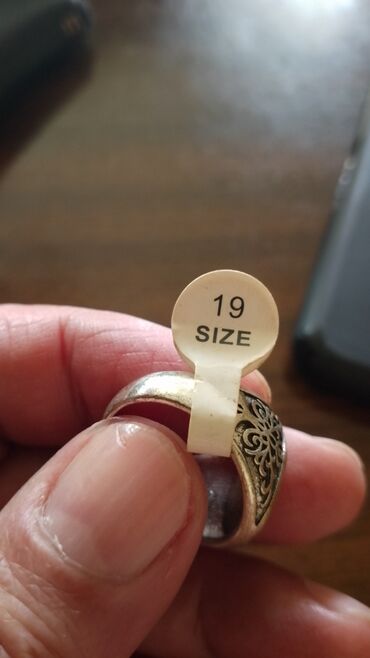 Üzüklər: Kişi üzükləri poladdan, gümüşdən hec seçilmir. Giyməti bir ədədinə — 6