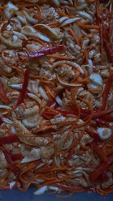 Готовые блюда, кулинария: Ассорти корейских салатов — свежеприготовленные закуски по — 10