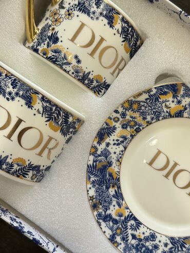 Наборы посуды: В наличии! Новая!В коробке. Цена 3000 сом. Набор Dior 2 тарелки и 2