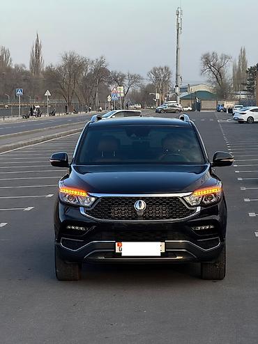 мусо рекстон: Внедорожник Rexton черного цвета, 5‑дверный, комплекиация Heritage — 3