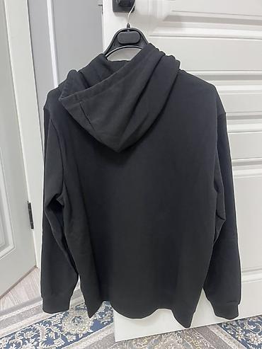 pull bear: Худи Puma, черное - Модель: худи с капюшоном и шнурками - Брендинг — 2