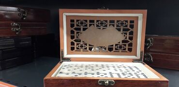 Masaüstü oyunlar: Taxta qutuda domino dəsti - Şık, cilalanmış taxta qutu: üst hissədə — 4