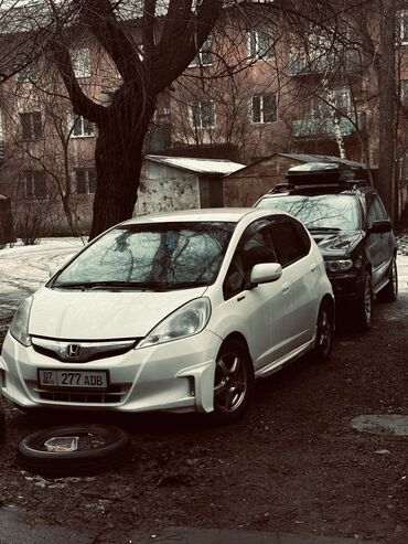 Honda: Honda Fit: 2012 г., 1.5 л, Вариатор, Гибрид, Хэтчбэк