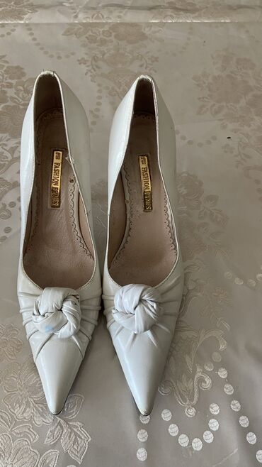 обувь женская 38: Туфли 38, цвет - Белый