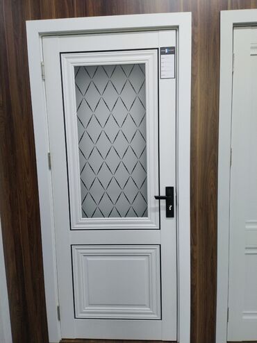 otaq qapları: Ağ rəngli, modern üslubda hazırlanmış qapı. Qapının üst hissəsində