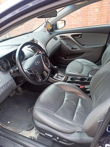 Hyundai: Hyundai Elantra sedan – tünd mavi rəng, aerodinamik kuzov və xrom ön — 6