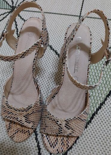 grubin ušće: Sandals, Opposite, 38