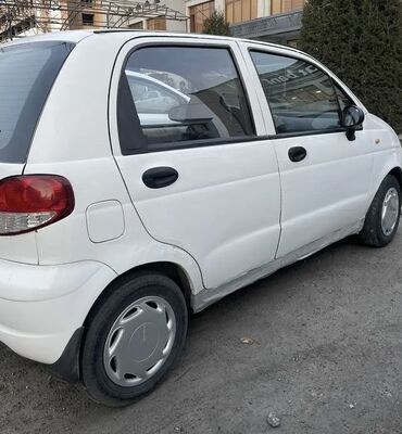 дишевли машина: Белый городской автомобиль Daewoo Matiz, идеальный для перемещения по
