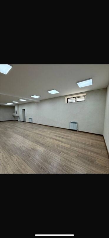 Продажа домов: Сдаётся офисное помещение — 170 м², цоколь, 📍 Расположение — район
