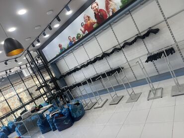 Stend vitrinləri: Mağaza avadanlığı – metal geyim asqıları və vitrinalar - Müxtəlif — 16