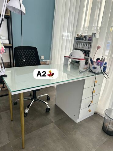 Salon, tibbi kreslolar: İşlənmiş, Manikür üçün masa