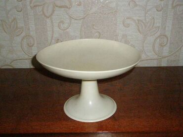 Другие товары для кухни: Продаю: 1. Блюдо глиняное, диаметр 36 см., цена 200 сом; 2. Тарелки — 13