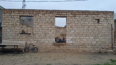 Digər tikinti xidmətləri: Daşdan tikilmiş bu bina ev və ya digər tikinti layihələri üçün möhkəm