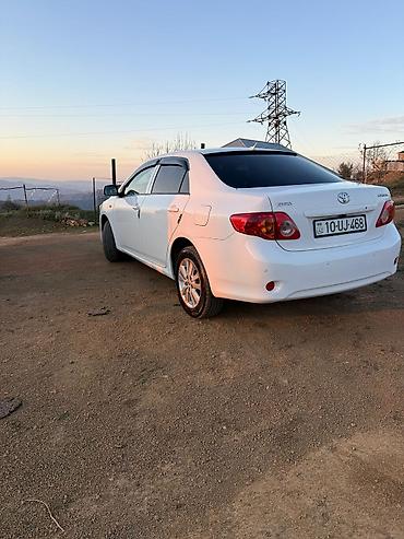 toyota aygo: Toyota Corolla sedan, ağ rəng Avtomobil detalları: - Kuzov: 4 qapılı — 1