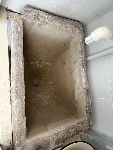 tulpan gulu: Yerevandan getirilen qara su suzen,suyu filtr eden daş — 2