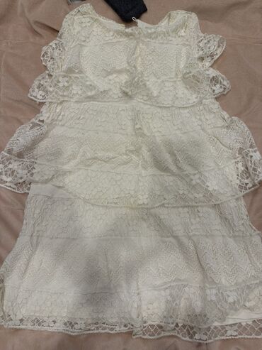 Dəstlər, kostyumlar: Qadın geyim dəsti – 4 fərqli don 1) Pudra rəngli, incə çiçək naxışlı — 9