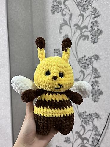 Yumşaq oyuncaqlar: Yumşaq toxunuşlu, əl işi amigurumi arı fiquru. Məhsulun — 1