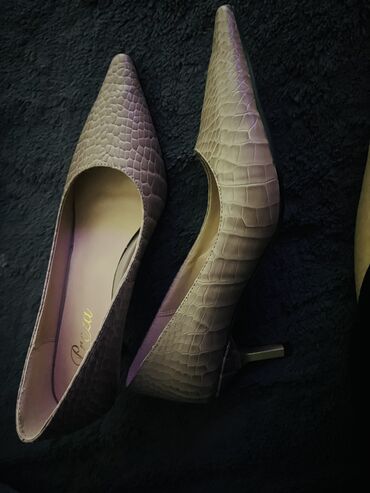 Босоножки, сандалии, шлепанцы: Все по 500 сом . Элегантные женские сандалии розового цвета. Верхняя — 4