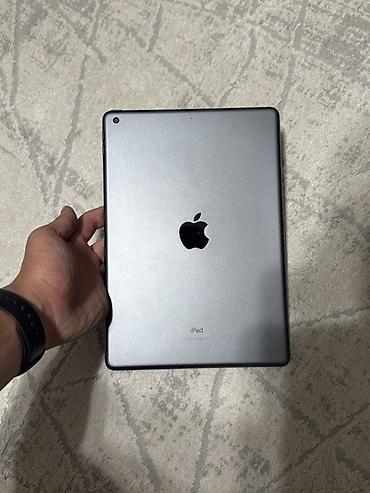 сколько стоит айпад: Планшет, Apple, память 32 ГБ, 10" - 11", Wi-Fi, Б/у, Классический цвет - Серый — 1