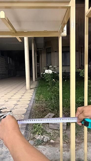 Торговое оборудование: Кронштейн для одежды из металла с верхней полкой и базой - Тип — 5