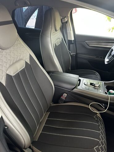 Автомобильные масла: Avtomobil oturacaq üzlükləri və arxa ciblə başlıq aksesuarı -