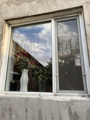 айнек терезелер: Пластиковое окно с двойным остеклением, обеспечивающее хорошую тепло-
