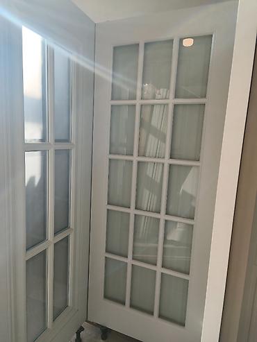 Şüşəli ağ qapı dəsti - Klassik dizaynlı, şaquli panjur görünüşlü 12