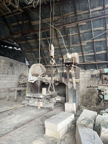 Anbar və emalatxanalar: Anbar/istehsalat sahəsi – daş divarlı, metal-karkas dam örtüyü ilə — 12