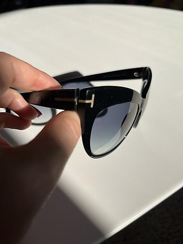 dobar dan italijanski: Tom Ford ženske sunčane naočare – model Nika TF523 01W - Ikoničan — 1