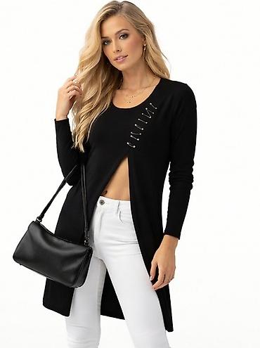 mona ešarpe: Ženska dugačka kardigan/bluza u crnoj boji sa dugim rukavima. Model je — 2