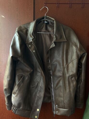 dəri jaket: İdeal vəziyyətdə kişi üçün dəbli dəri jaket. Heç bir defekti yoxdur