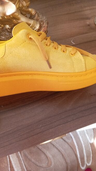 Krasofkalar və idman ayaqqabıları: Parlaq sarı rəngli uniseks idman ayaqqabısı - Stil: Klassik bağlamalı — 3