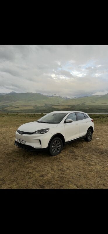 ысык коль: Белый кроссовер ZEEKR 001 с современным дизайном. Автомобиль оснащен
