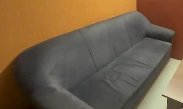 stul modelleri: Uzun üçnəfərlik divan - Rəng: tünd boz - Üslub: minimalist, hamar — 1