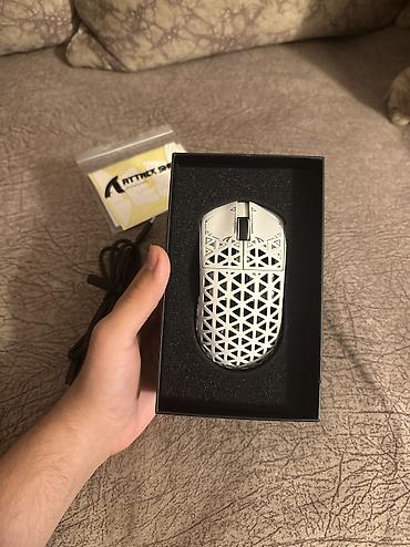 sol qulaqda ses: Attack Shark R5 Ultra oyun siçanı Xüsusiyyətlər: - Sensor: PAW3395 — 3